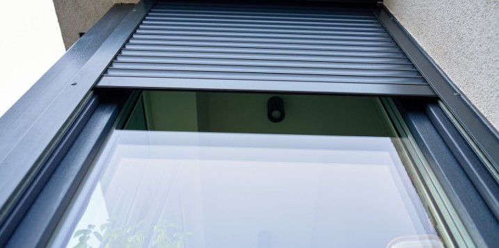Cajón compacto monoblock de una persiana de aluminio antracita visto desde abajo, con la persiana recogida